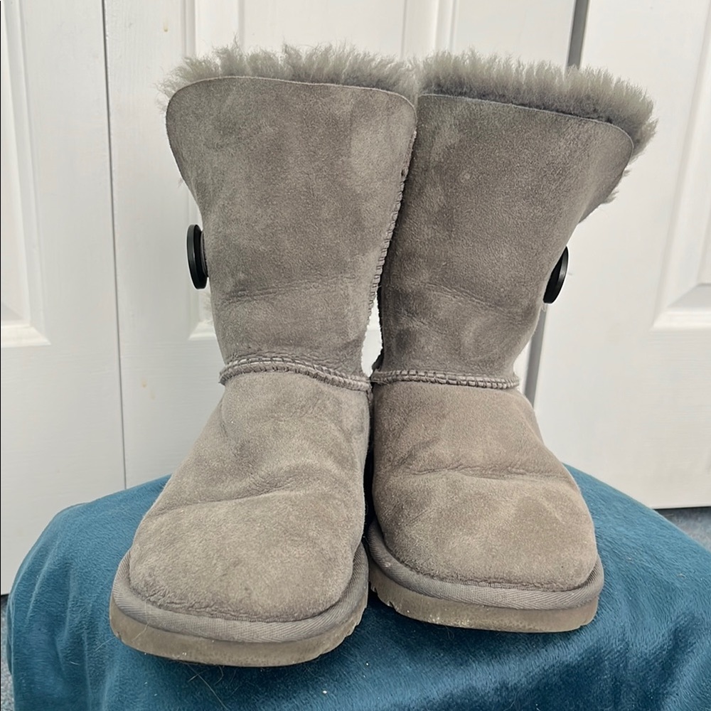 UGG Bailey Button short boots in women’s size 6.
